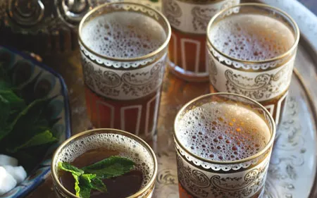 Groupe de verres pleins de infusion color ambre.