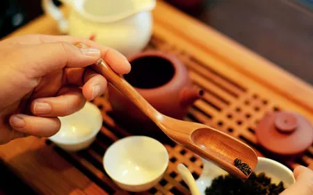 Close detail of the hands of with person impegnata in with cerimonia of the tea.