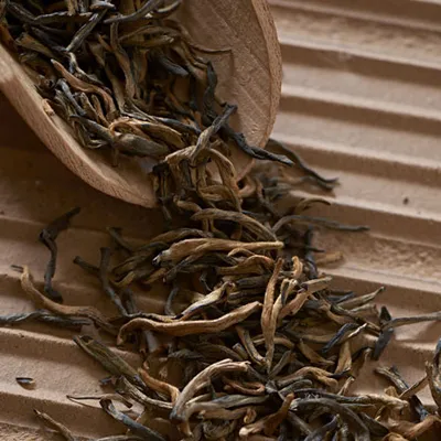 Close-up of tea leaves rolled that escono from with cesto.