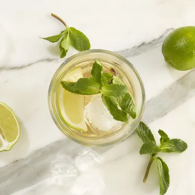 Vue de dessus de cocktail au citron vert et à la menthe vue de dessus.