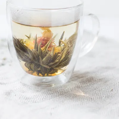 Close-up of cup of glass with tea floral in infusione.