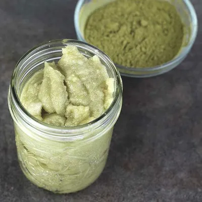Barattolo de verre rempli avec crème vert au matcha à la texture dense.