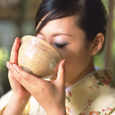 Woman brings close to with cup with volto and ne annusa il contenuto.