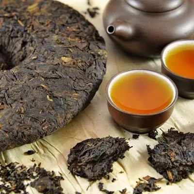 Torta of tea pressato rotonda appoggiata on with piano.