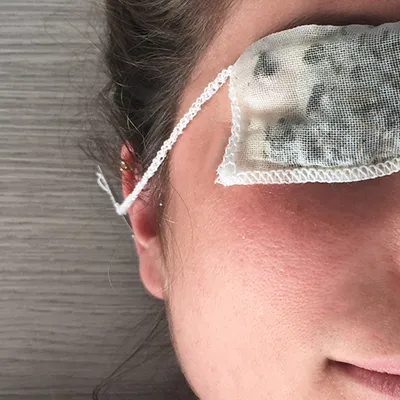 Primo piano du volto de une personne sdraiata avec deux bustine de thé sur les occhi.