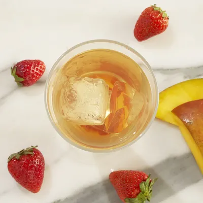 Gros plan d’un verre avec glace et une fetta d'orange appoggiata sur le bordo.