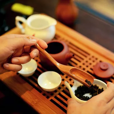 Close detail of the hands of with person impegnata in with cerimonia of the tea.