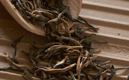 Close-up of tea leaves rolled that escono from with cesto.