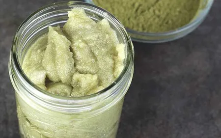 Barattolo de verre rempli avec crème vert au matcha à la texture dense.
