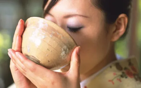 Woman brings close to with cup with volto and ne annusa il contenuto.
