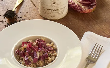 Gros plan de plat gastronomique avec fleurs et pétales.