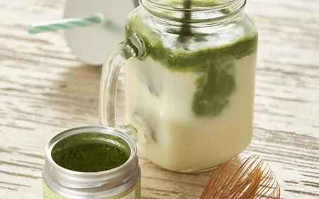 Crema ou latte au matcha viene versato dans un bocal de verre.