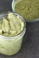 Barattolo de verre rempli avec crème vert au matcha à la texture dense.