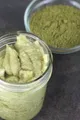Barattolo de verre rempli avec crème vert au matcha à la texture dense.