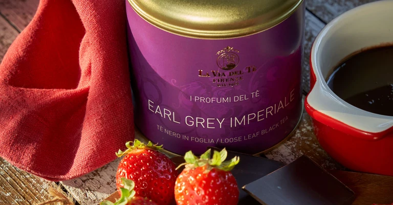Primo piano di barattolo viola con fragole e dessert cremoso, con confezione ben visibile e ingredienti o accessori disposti intorno alla scena.