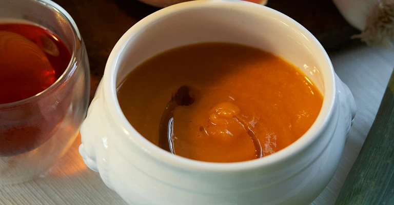 Close-up of cup of tea foamy in close-up.