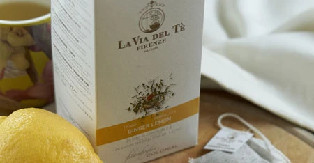 Image de boîte blanche de thé avec citrons et gingembre.