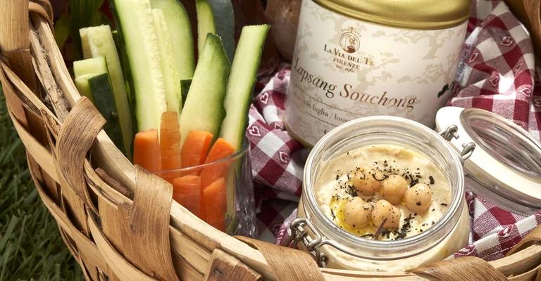 Cestino de picnic avec gambi de sedano.