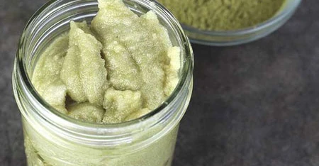 Barattolo de verre rempli avec crème vert au matcha à la texture dense.