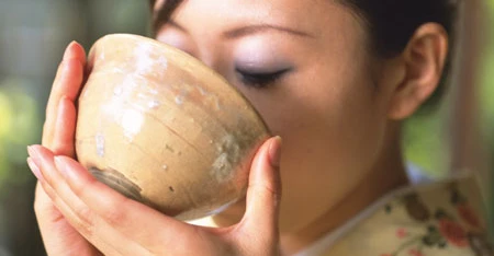 Woman brings close to with cup with volto and ne annusa il contenuto.