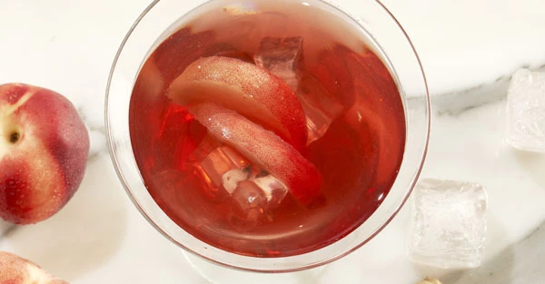 Vue de dessus de une boisson rose dans un verre transparent.