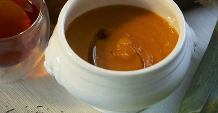 Close-up of cup of tea foamy in close-up.