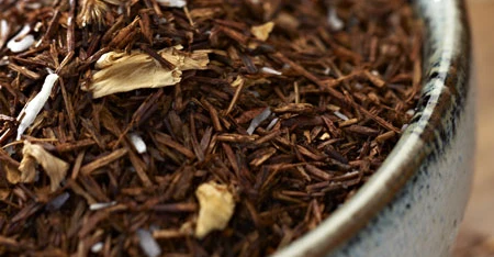 Gros plan de rooibos en vrac dans une bol.