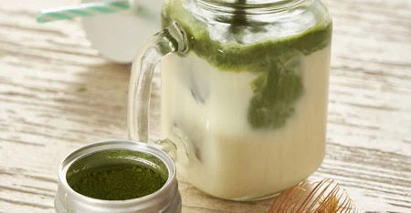 Crema ou latte au matcha viene versato dans un bocal de verre.