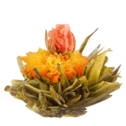 Una magnifica “pallina” di gemme di tè che nasconde un grande fiore giallo-arancio di calendula ed un piccolo bocciolo di rosa. Blooming Tea per 3 palline