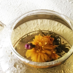 Una magnifica “pallina” di gemme di tè che nasconde un grande fiore giallo-arancio di calendula ed un piccolo bocciolo di rosa. Blooming Tea per 3 palline